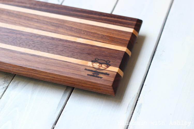 https://www.ashleygrenon.com/wp-content/uploads/2018/02/walnut_maple_cutting_board_diy_woodworking_tutorial_kitchen_cutlery-8.jpg